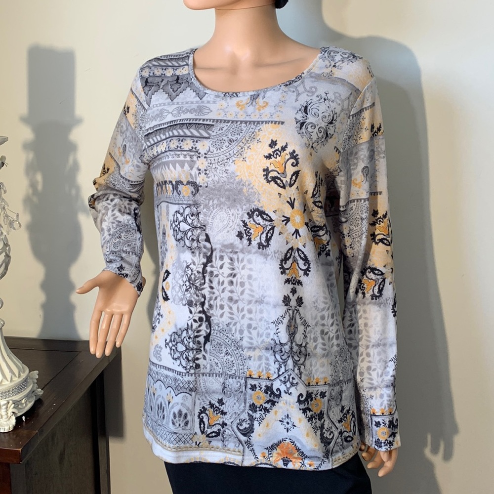🔥New NESS gorgeous sweater size M